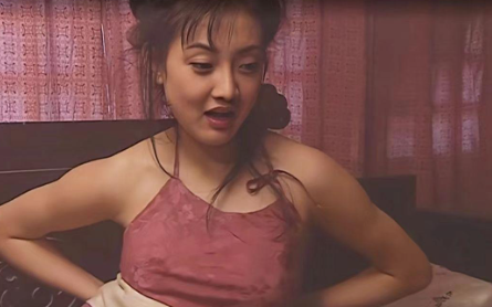 瞅瞅牛莉跟她老公年轻时的照片，嚯，那颜值杠杠的！牛莉更是美得出挑，浑身洋溢着青春
