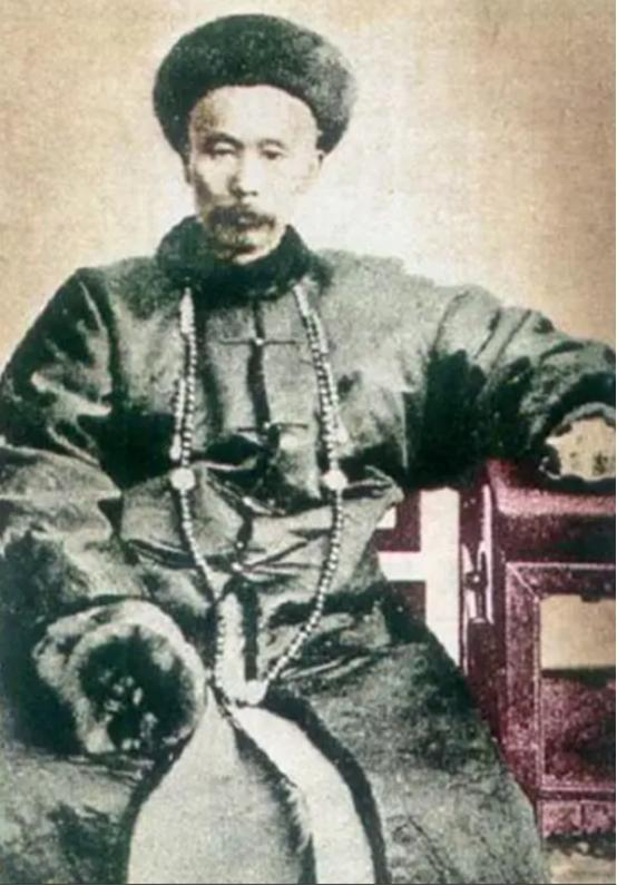 1871年，左宗棠把宁夏匪首马化龙一家三百多口全宰了，这事在当年西北地界炸了锅，