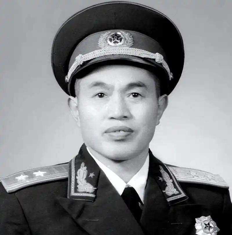 1976年，皮定均眼疾加重，想要前往医疗条件更好的南京治病休养，便向主持军委日常