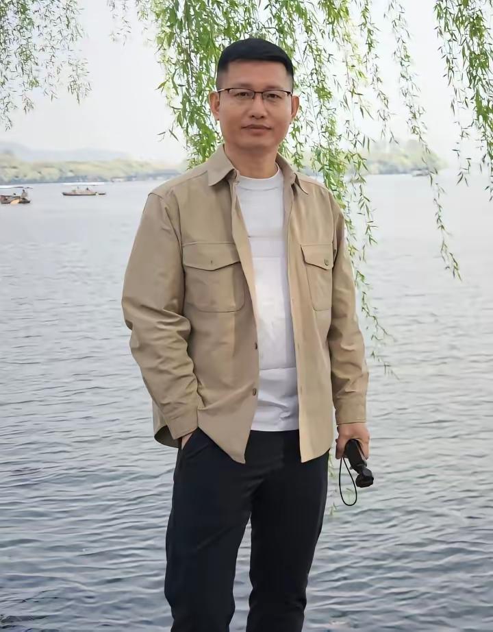 我今年53。我弟弟比我小16岁，是我父亲和他第二任妻子生的。​我亲妈走得早