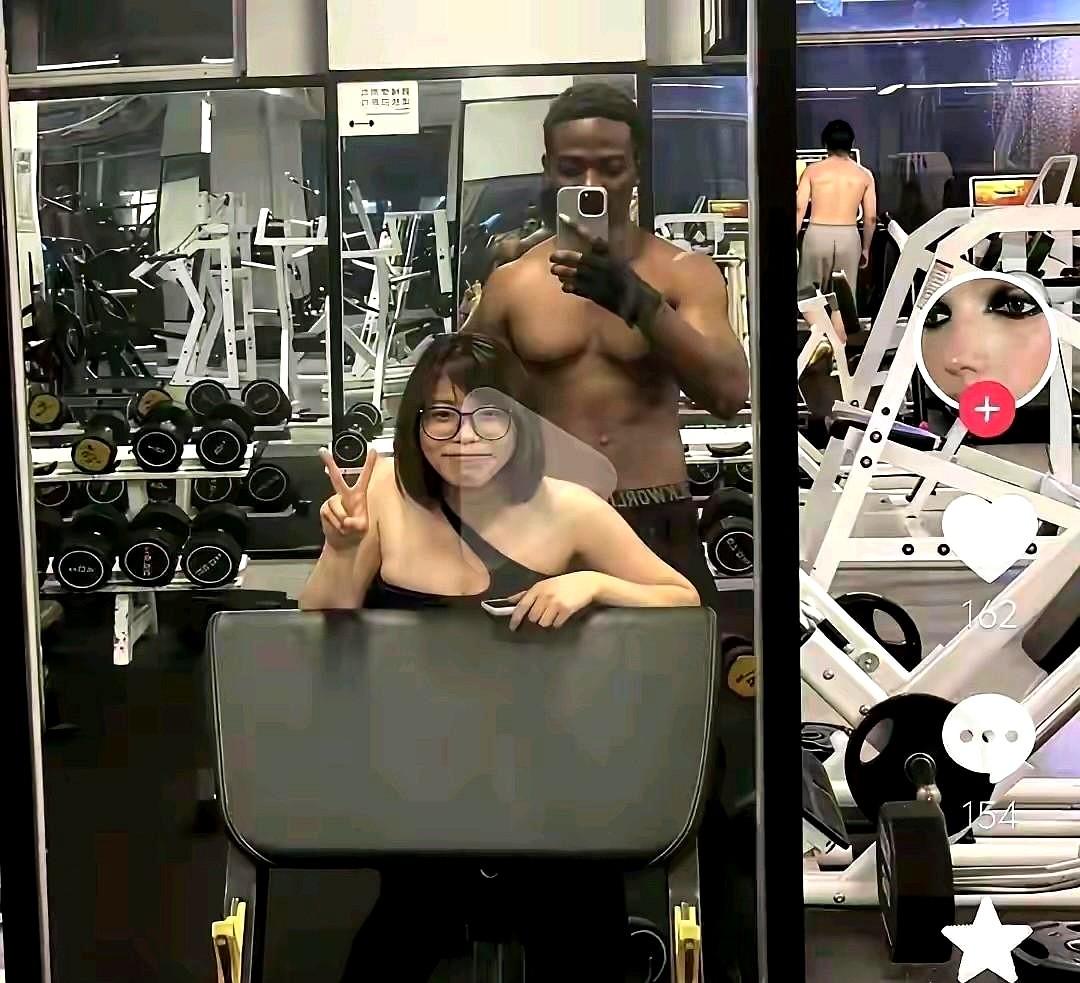 她找黑人同学练健身，不是因为猎奇，而是真想瘦下来。非洲同学教她核心训练，她请他