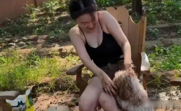 霍思燕才是人生赢家吧，穿吊带在豪宅里挖泥巴，儿子懂事，老公宠爱，人到中年一点焦虑