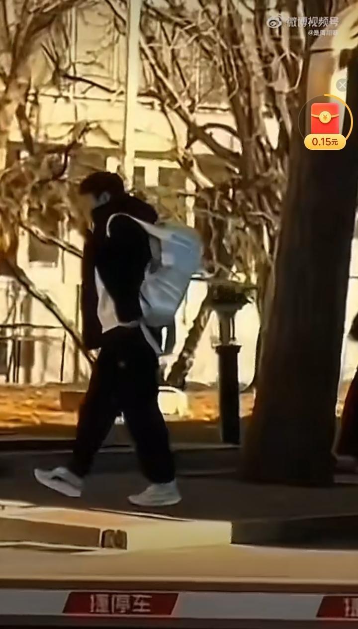 今天最新鲜的孙颖莎[赞][笑着哭]！今天，有球迷在北京体育总局门口偶遇结束训练的