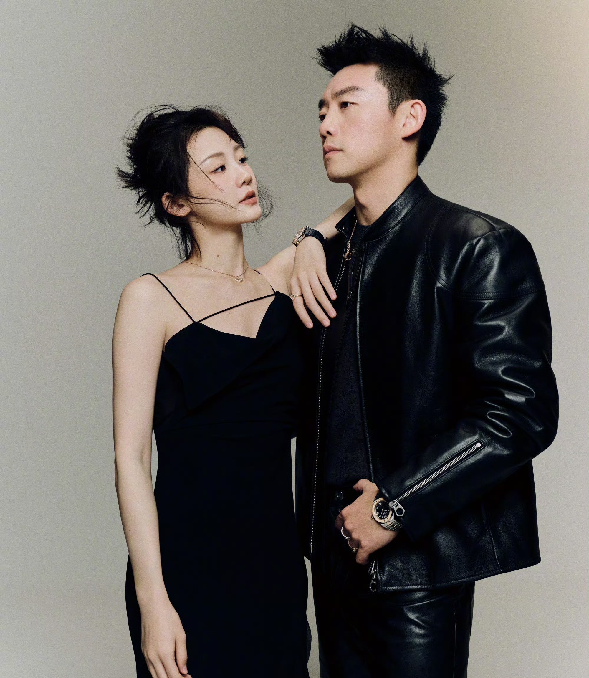 明眼人都懂，就算郑凯辟谣了，就算“苗苗妹妹刷亲属卡买包”不实，她也不适合再和