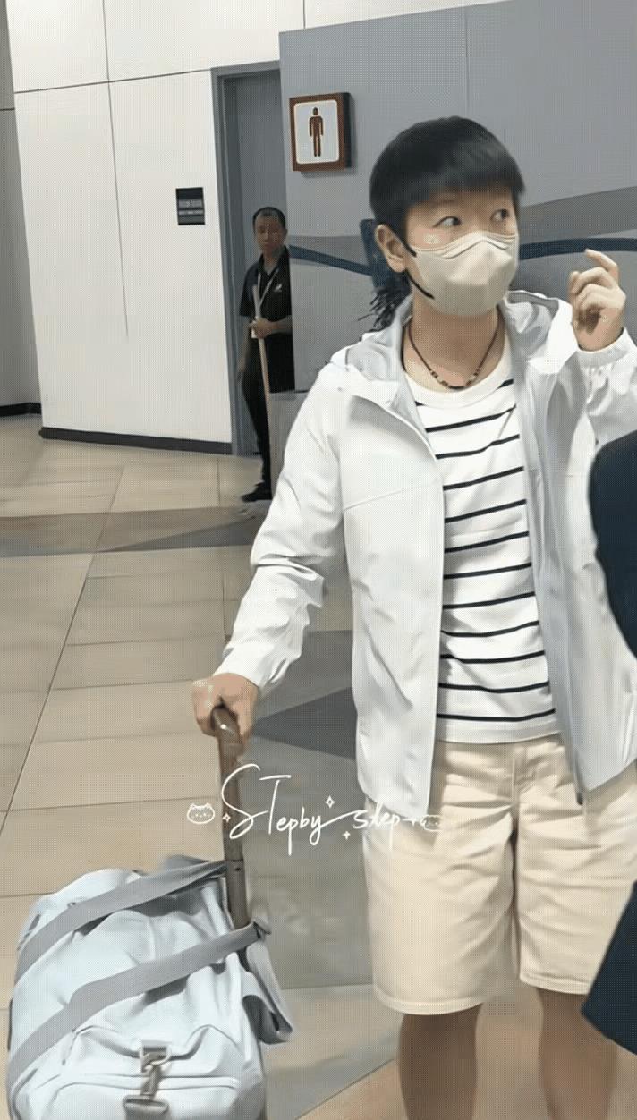 再次被莎莎的迷糊劲给吸引了，上个厕所的功夫，转头出来人找不到了，此时莎莎左