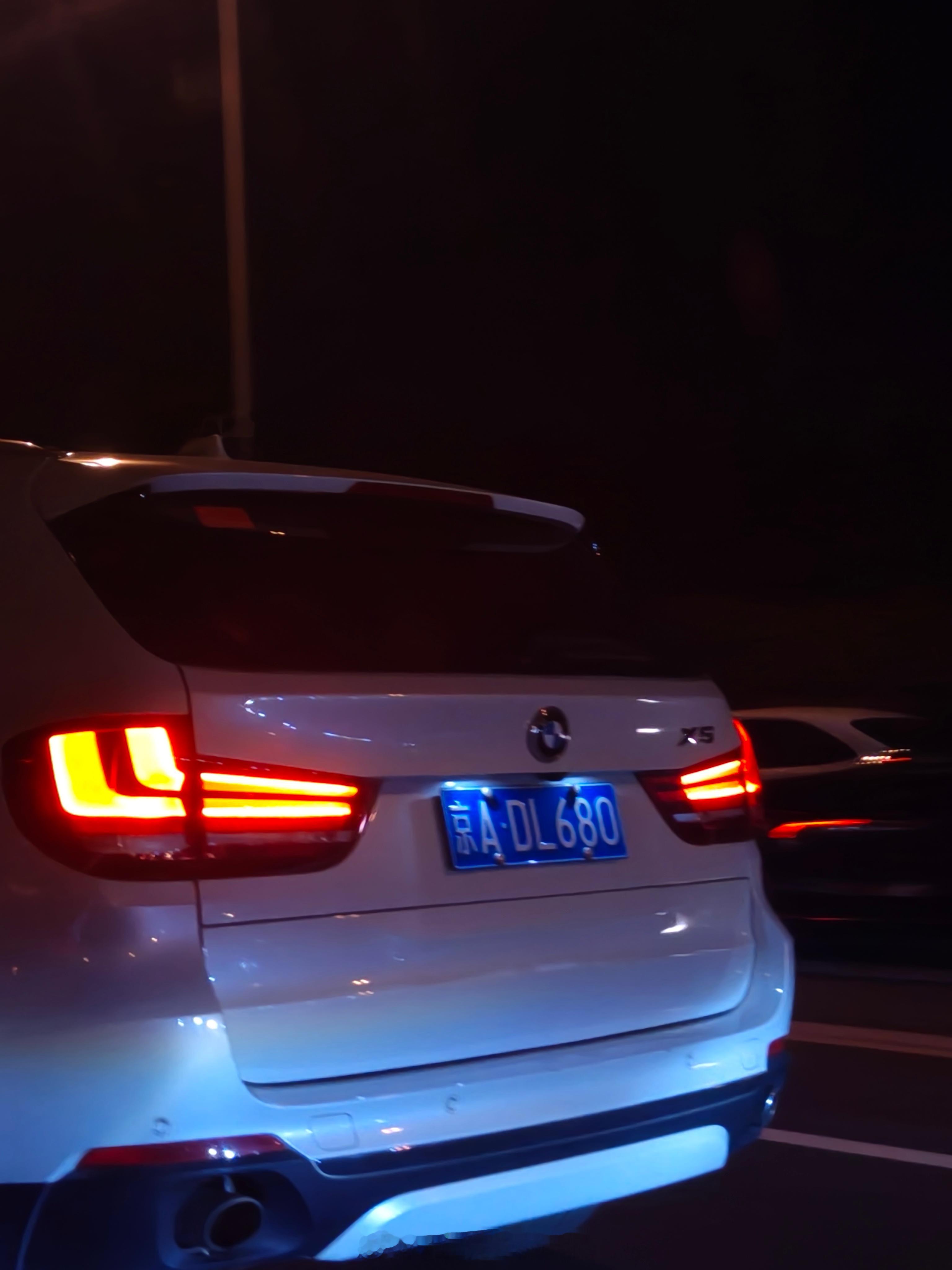 难道这就是新宝马X3大灯的设计灵感来源？……老宝马X5的尾灯