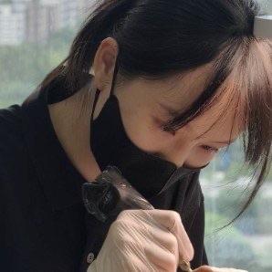 刷到清华硕士Yoyo做纹眉师的后续，着实又让不少人感慨了一番。姑娘是中传本科、清