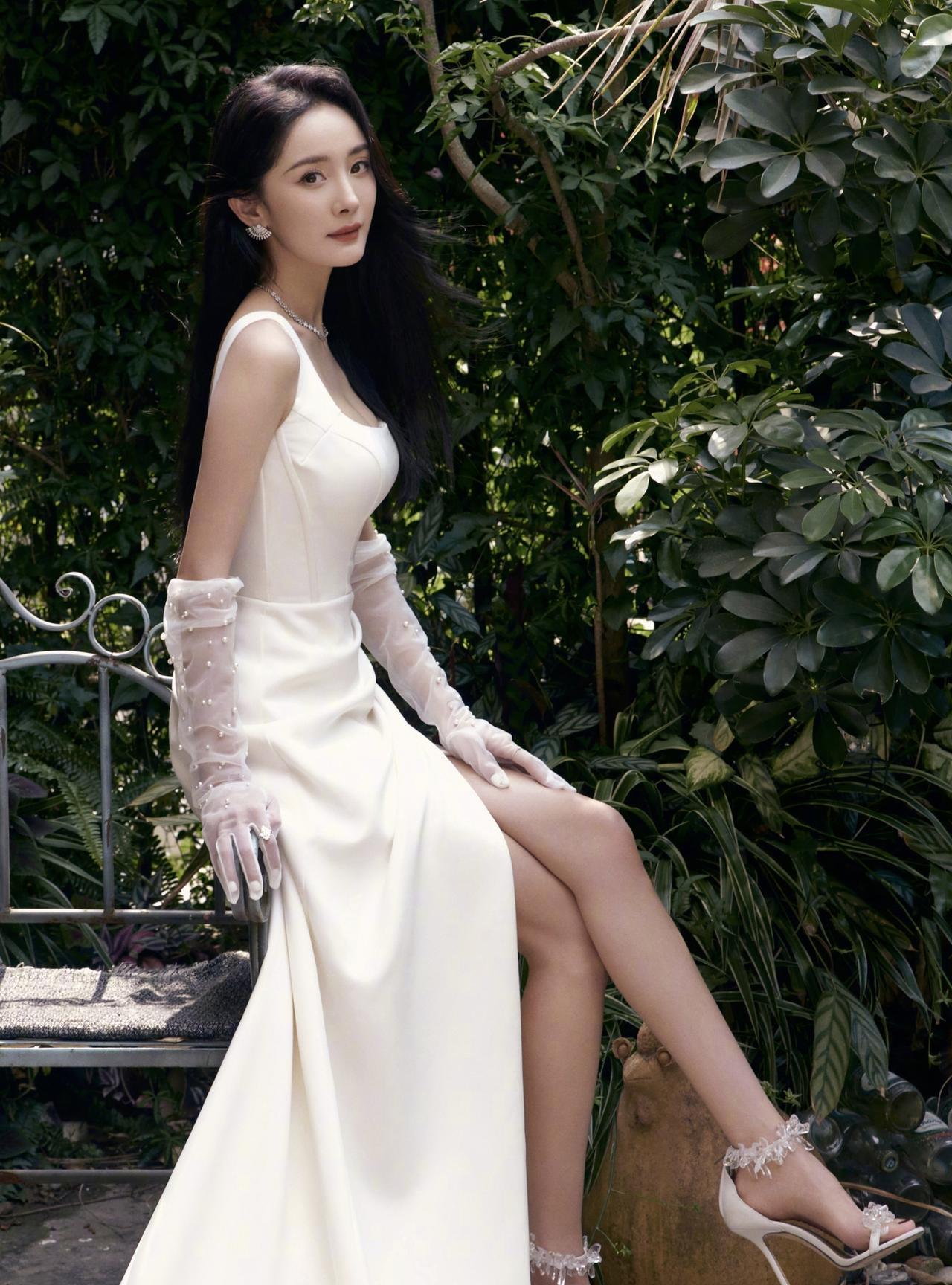 杨幂经典白色战袍这套真的太行了#杨幂##明星穿什么#