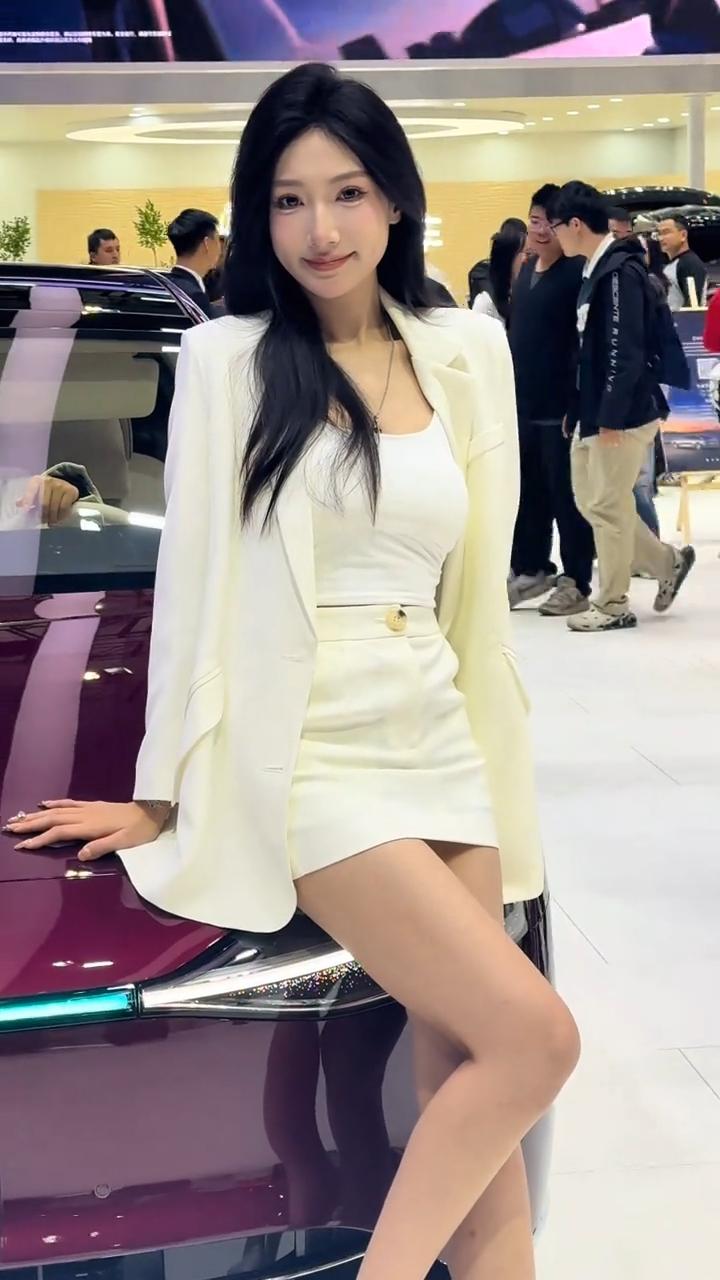 优雅车模穿搭，自信展风采！青春靓丽美女车模大瑞瑞。
