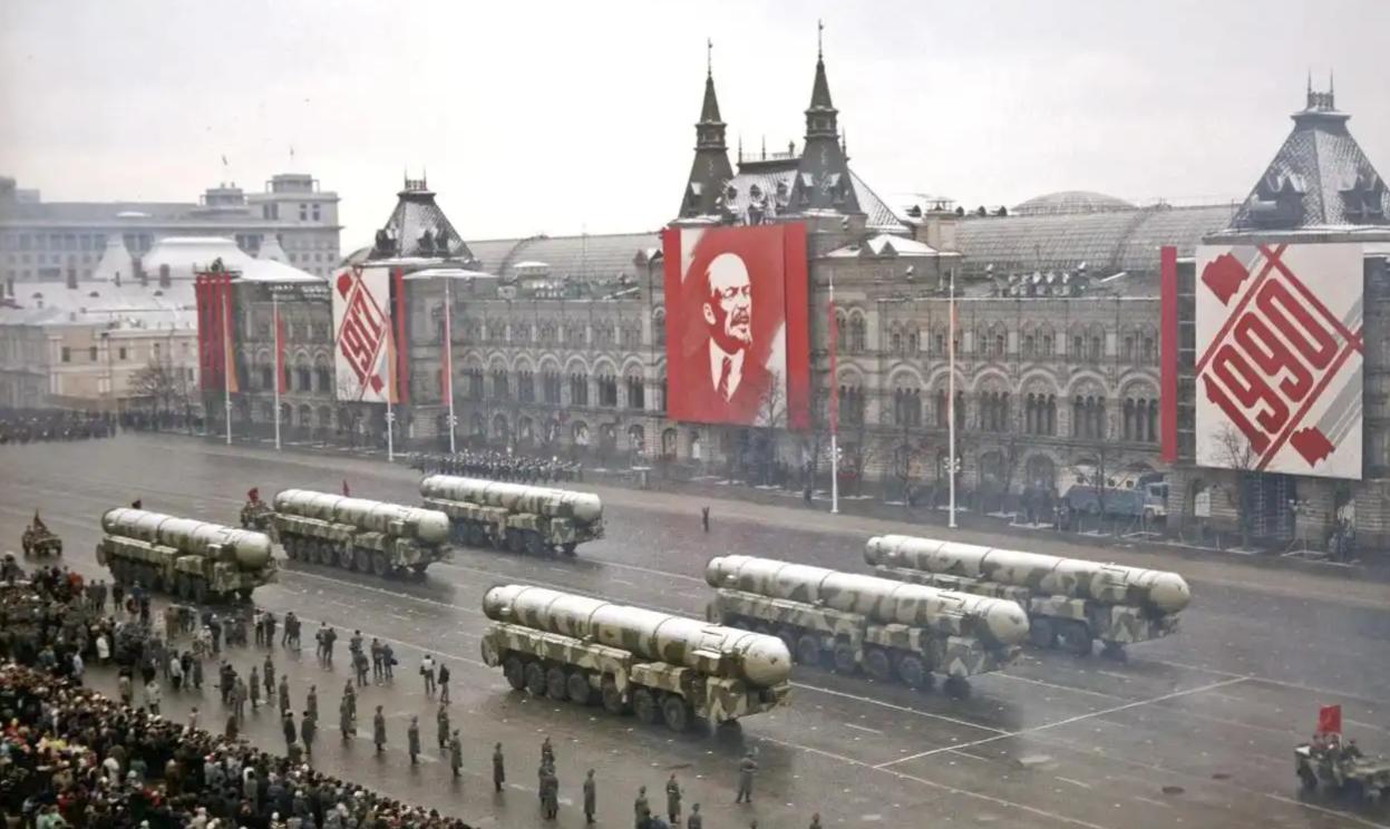 苏联为什么斗不赢美国？你以为的苏联是败在美国手上，实际上苏联并不是斗不赢美国，而