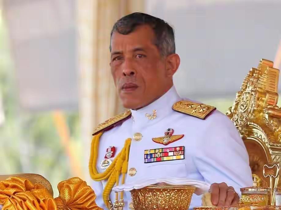 美国毒丸条款，泰国迎生死关头，泰王破天荒访华恳请中方给“救命支持”！特朗普在和马