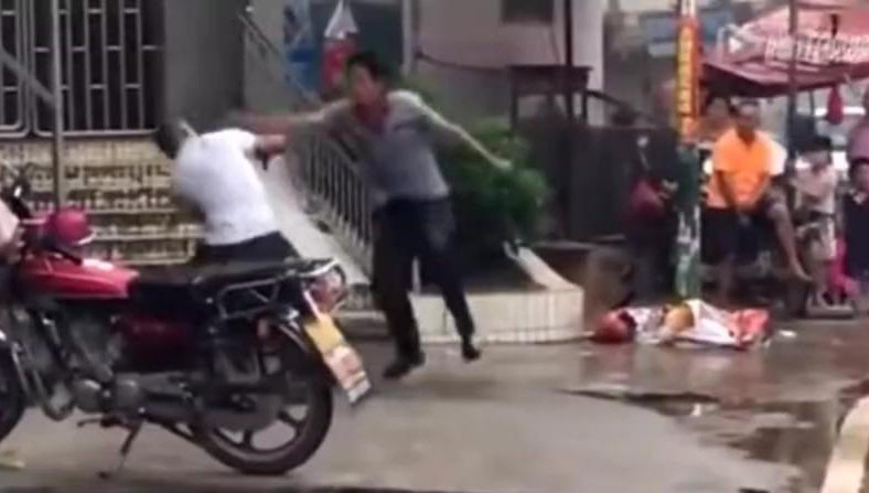 两个男子打架,打出一部历史武侠大片