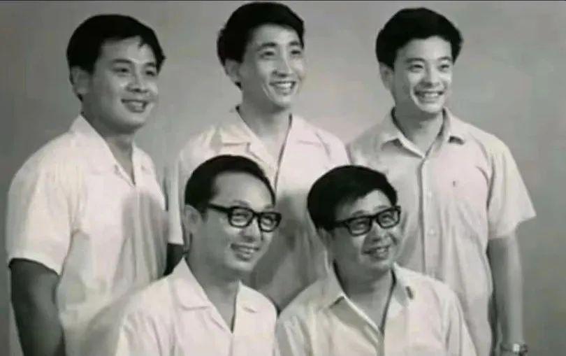 1979年的一张老照片：我认出了前排左侧的唐杰忠，右侧同样戴着眼镜的马季；后排左
