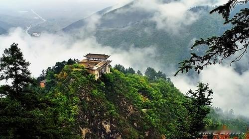 在病榻前，最能读懂人生；在殡仪馆，最能看破红尘。和宇宙相比，人简直微不