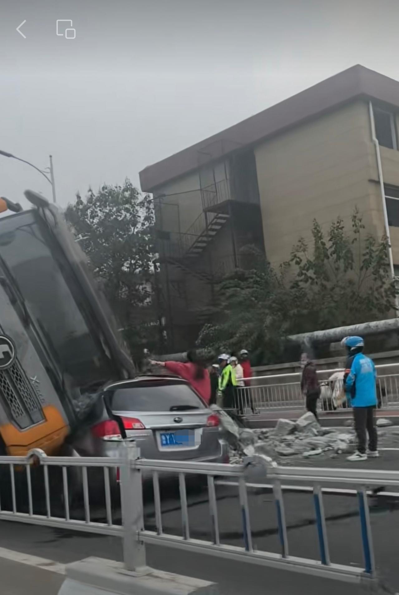 又一起交通事故，一定要远离大货车。祈求司机平安无事。