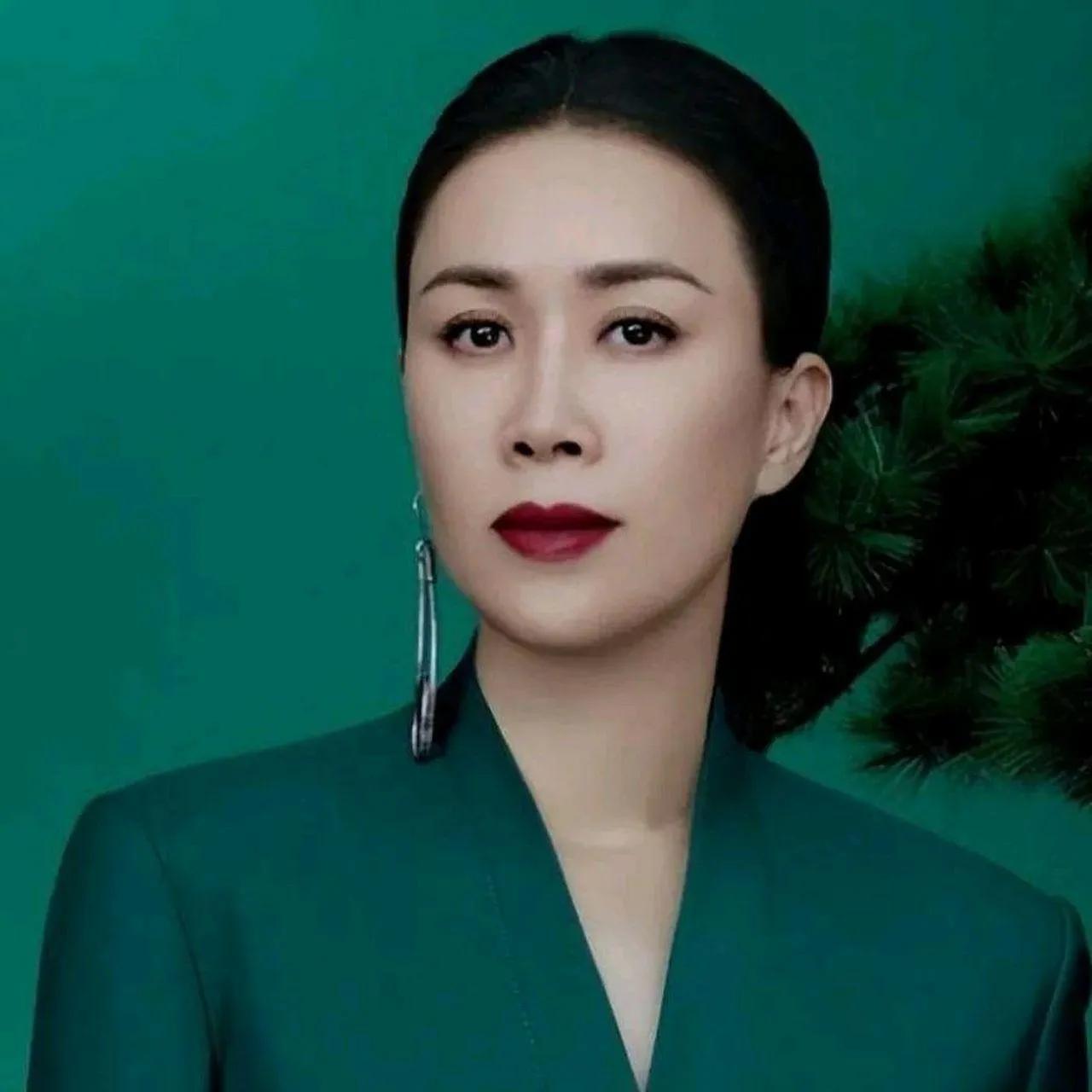 如果世上有后悔药，最先抢着吃的肯定是那英。她千不该万不该，不该在直播连线时，