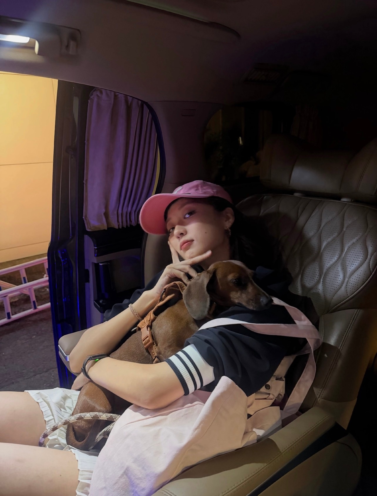孙千养的狗和她好像照片里面有两个萌物很可爱🤩​​​