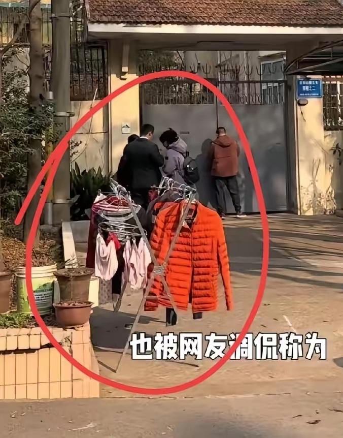 徐湖平别墅门口被邻居随意乱放物品，看样子老徐邻里关系还比较融洽老徐夫妻