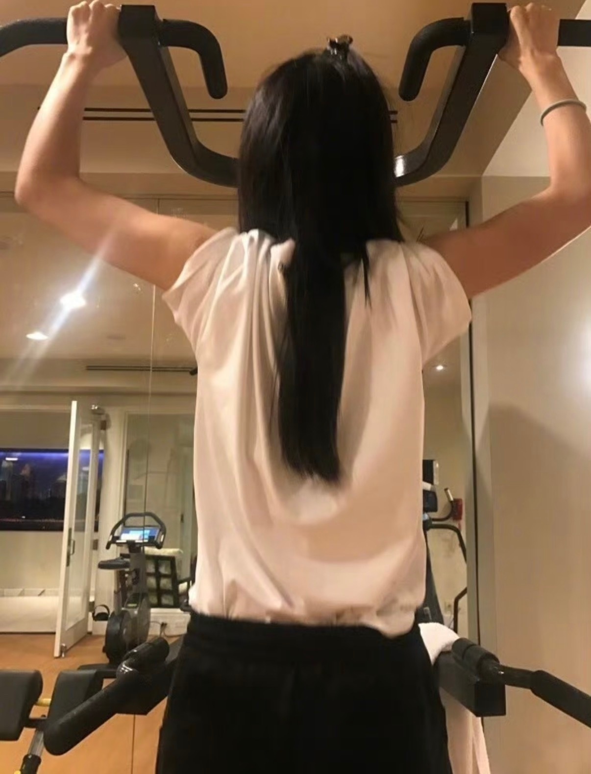 杨颖[比心]angelababy将将们下午好呀～分享一组努力健身的大统