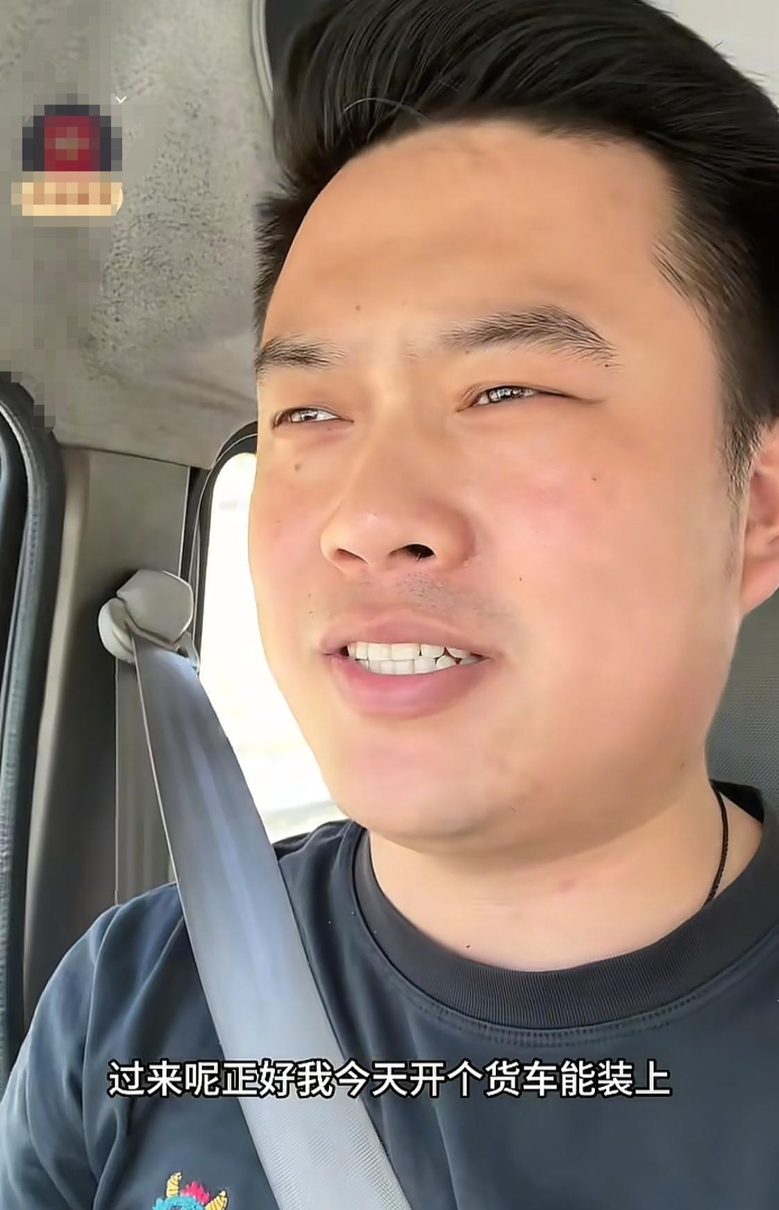 浙江宁波，男子开车回城路上，遇到一外卖小哥，竟推着电动车在走。男子没停车继续往前