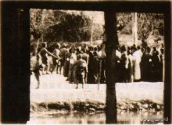1937年，日本鬼子在南京上海路上搜捕市民，此照片由马吉牧师在室内偷拍，由拉贝保