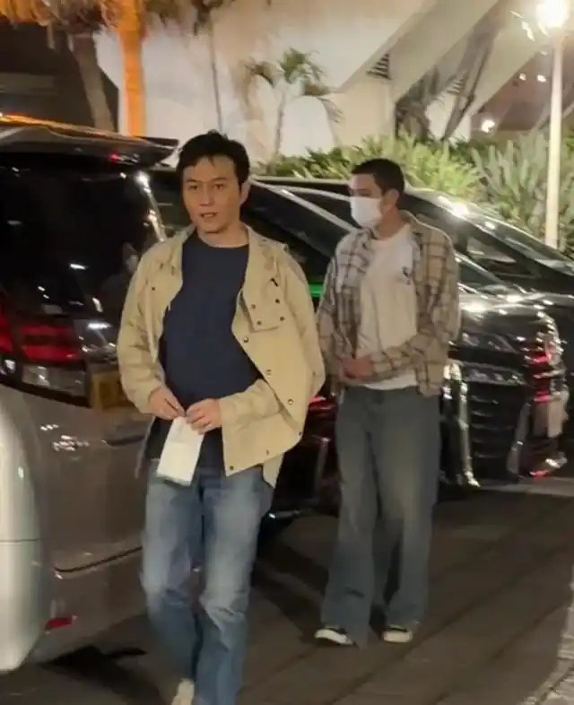54岁张智霖带19岁魔童看魔术，儿子寸头180+酷劲足，父子同框竟像好兄弟​