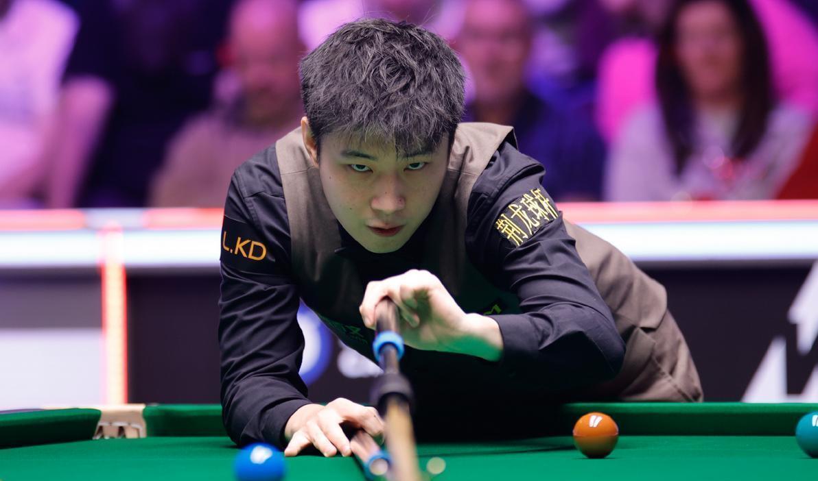 北京时间2025年12月16日，世界斯诺克苏格兰公开赛首轮比赛结束一场焦点比赛，