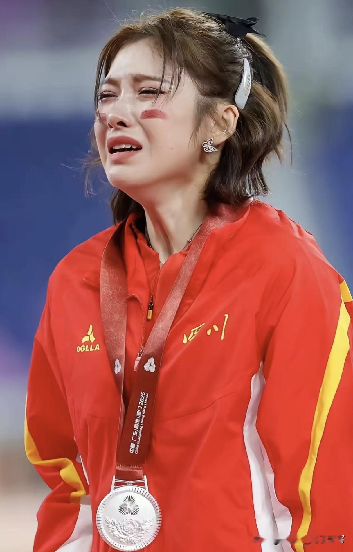 吴艳妮哭不是因为得了银牌，是再也等不到下一届大运会！她已经三战大运，四年后再
