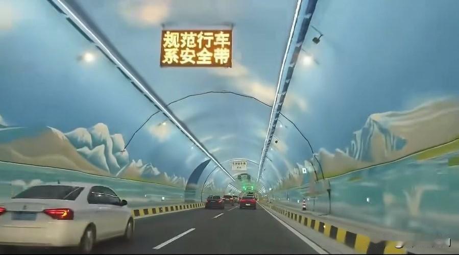 谁能想到在22公里长的隧道里，还能看到蓝天白云和雪山盛景？刚刷到天山胜利隧道的内