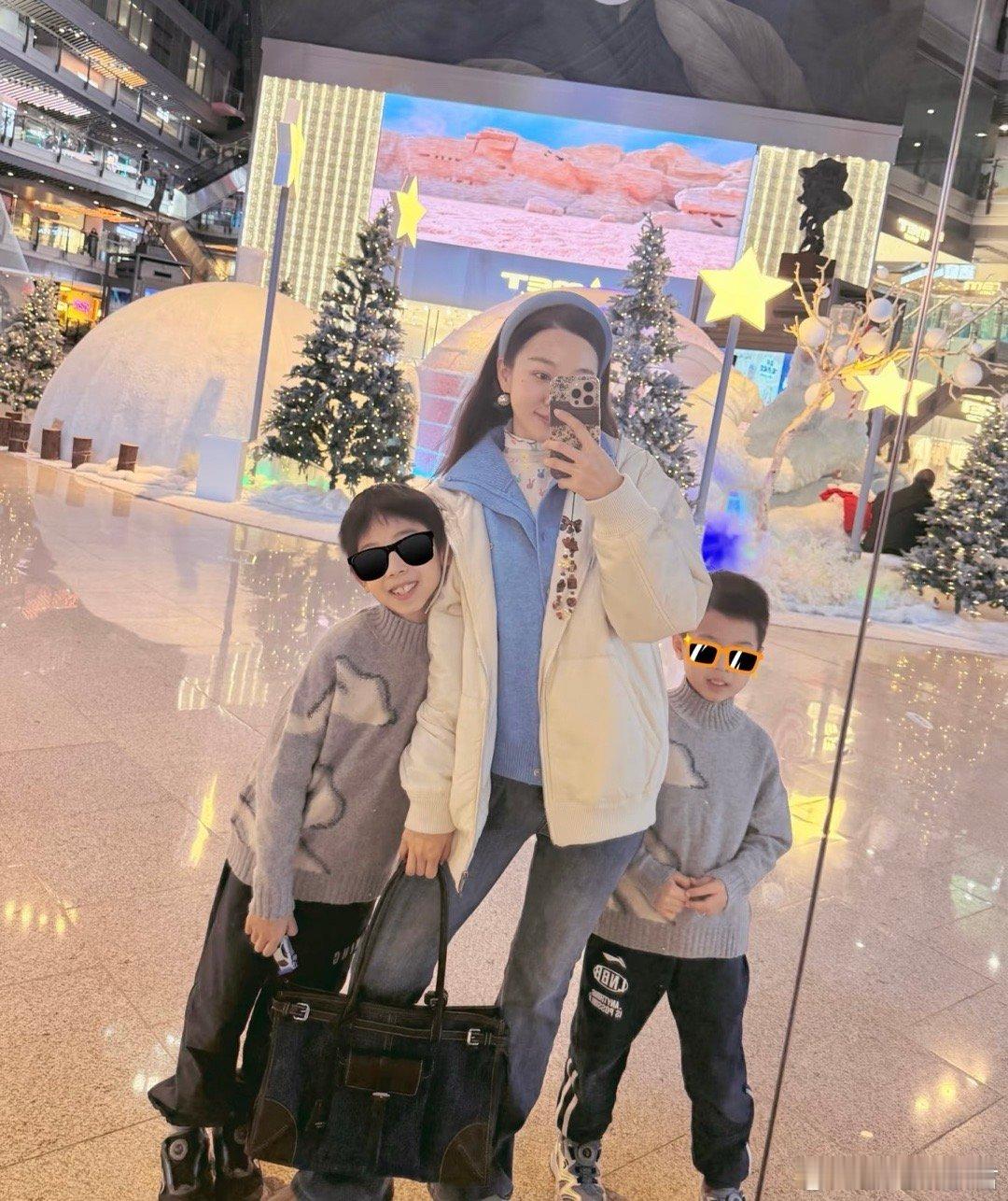 夏露分享生日日常，马龙视角下，两个儿子亲吻妈妈好温馨，夏露两个儿子都这么大了，状