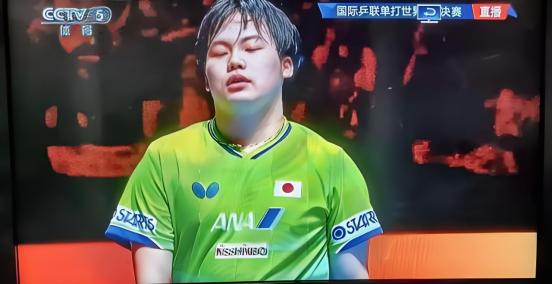 松岛辉空是目前世界乒坛上最没教养，最不讲公共礼仪的一个人。 说实话，输球又输