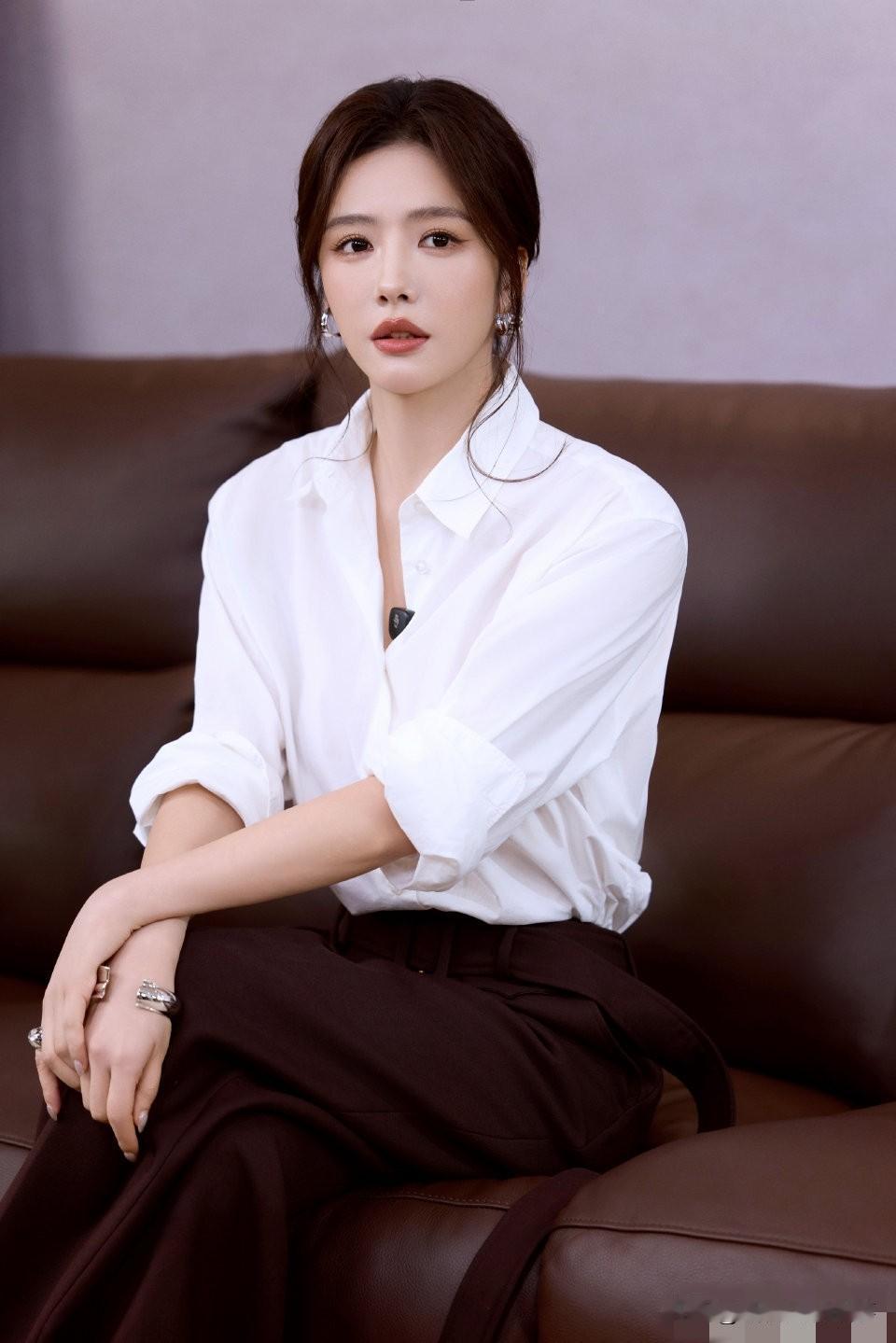 蔡文静：白衬衫里的高干文女主氛围感当蔡文静穿上宽松白衬衫，挽起的袖口漫着松