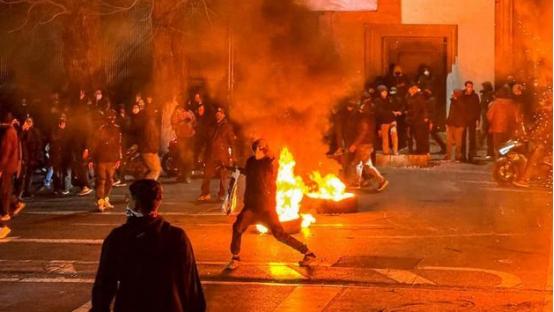 伊朗现在是真急了。以前觉得靠导弹能撑住局面，现在才发现，没一支像样的现代空军，真