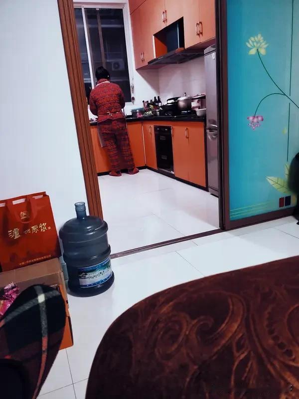 春节期间，发现一个特别的现象，现在很多年轻的媳妇，在婆家几乎不怎么进厨房，好像一