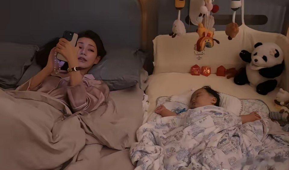 马筱梅晚上不用保姆带孩子睡觉，她在卧室加了一张婴儿床，7个月汪吉辰就躺在妈妈身边