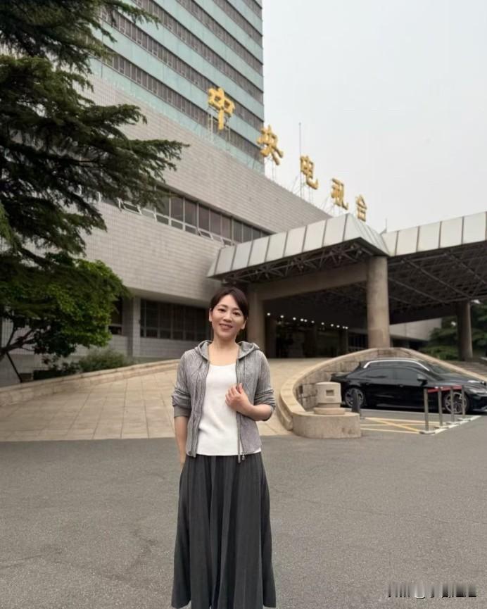 劳春燕啊劳春燕你这是啥操作啊五一大家都在景区挤破头，你倒好，晒20年前后的工