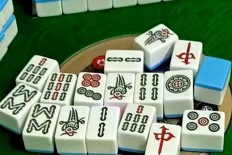 麻将馆的老板娘说。那个男的手气好得很，就打了两个小时。他赢了870块钱就站起