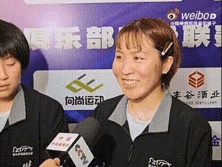 李武军问孙颖莎，大家都好奇她和平野美宇怎么交流。孙颖莎直接说，平野会点中文，能听
