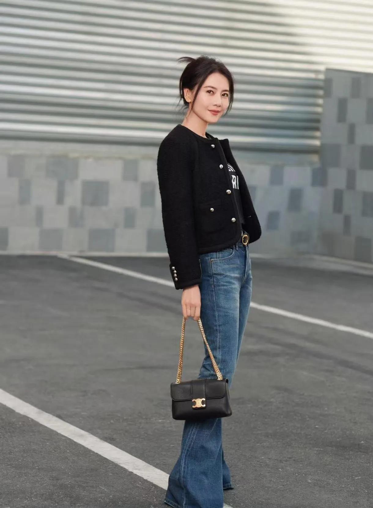 ✨高圆圆最新街拍，简约高级感拉满！黑色粗花呢外套配复古牛仔裤，随性马尾+