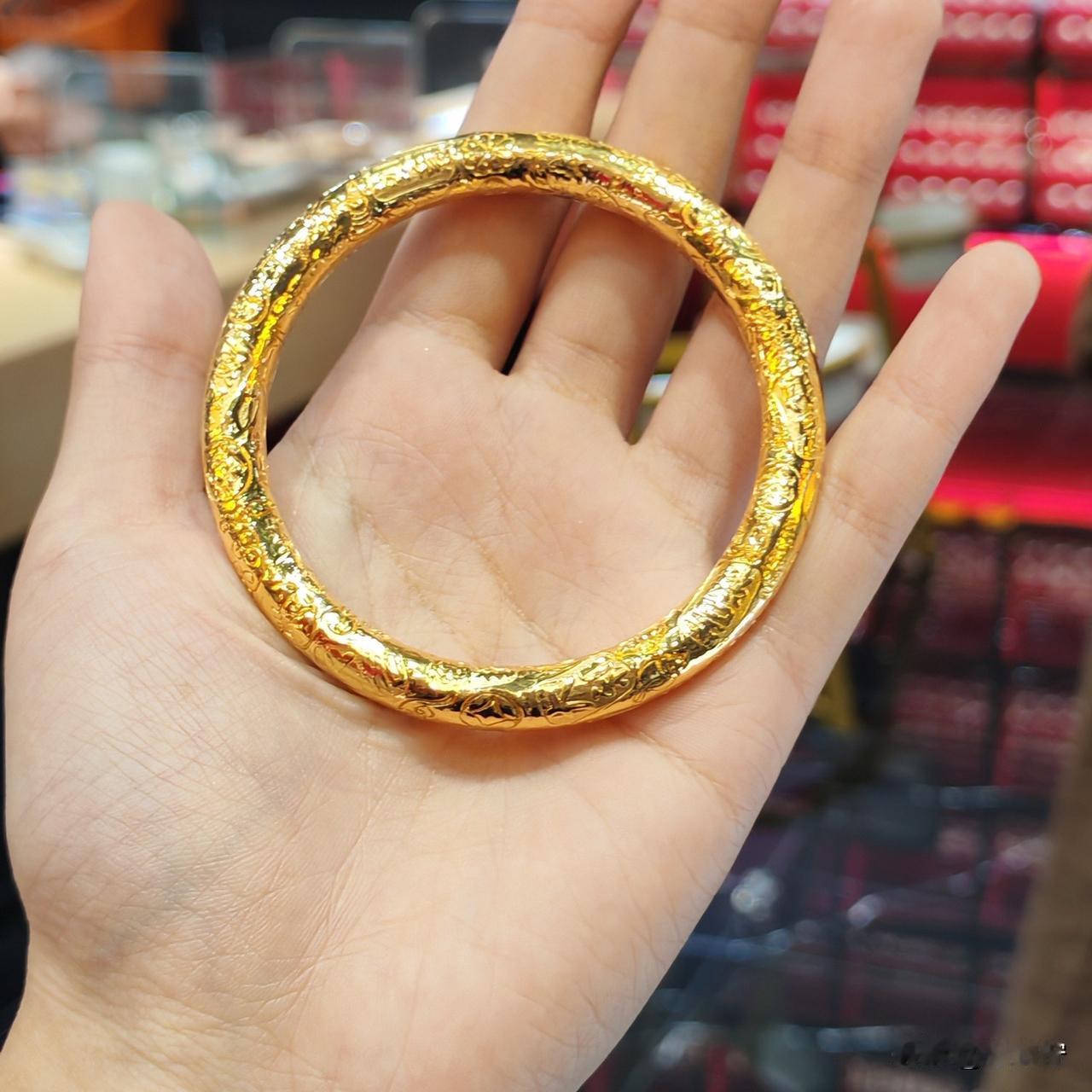 大连张先生这事儿也太离谱了吧！6年前他在闲鱼收个金手镯，6年后原主人竟然找上门，