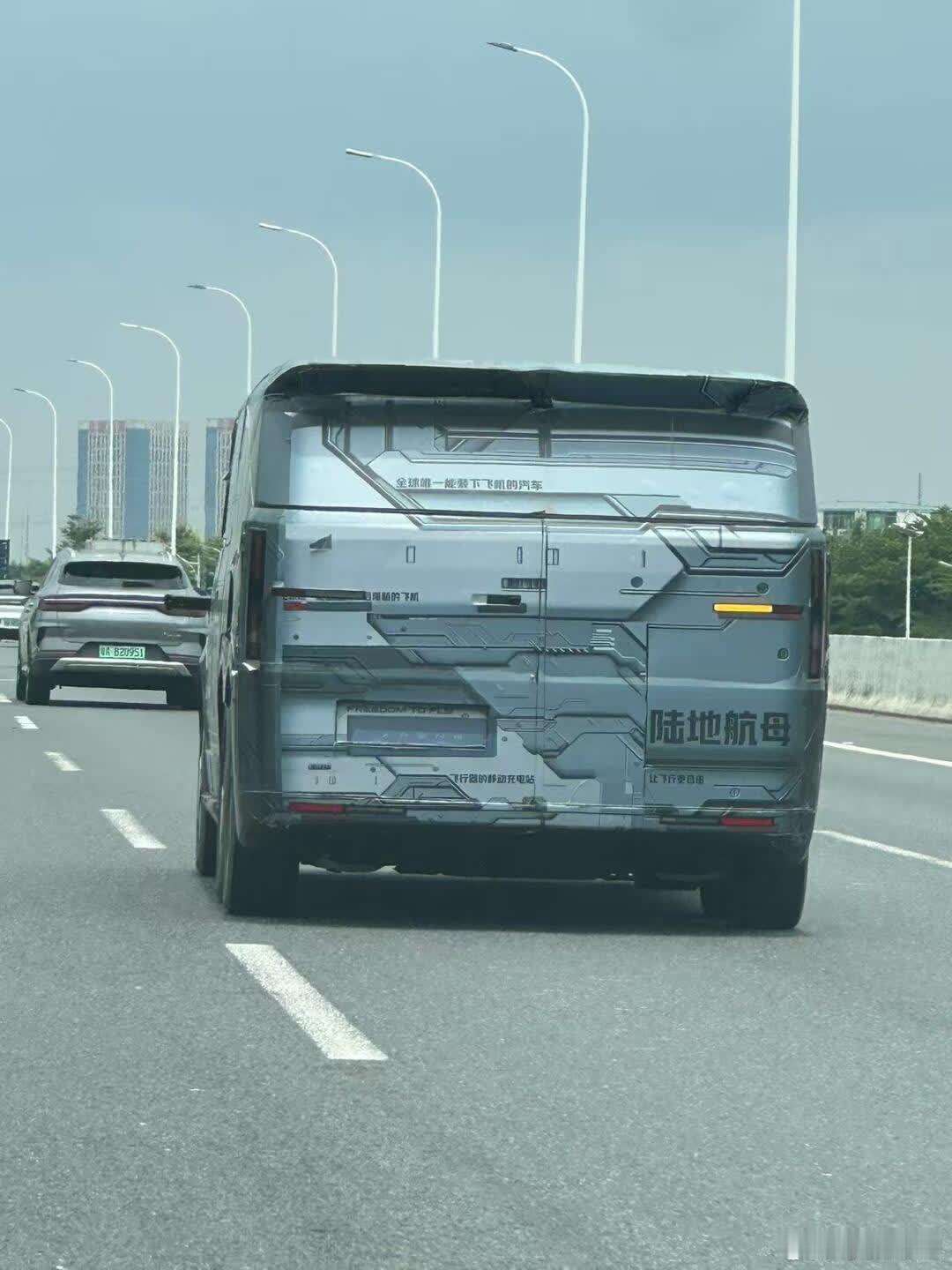 这是小鹏最新的什么车高速上看到的，是汇天吗？