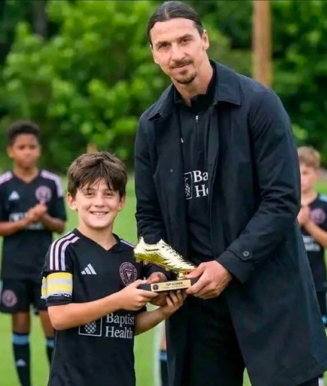 伊布：梅西三儿子天赋超人，期待有一天他能加入巴萨青训伊布在给梅西的三儿子西罗·梅