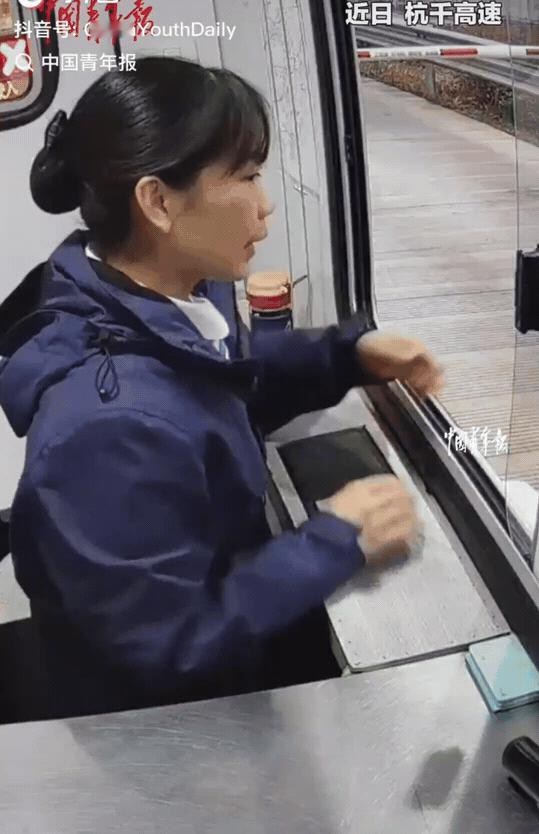 浙江，杭干高速收费口，卡车司机交完高速费准备离开，工作人员看了一眼他的车厢。让他