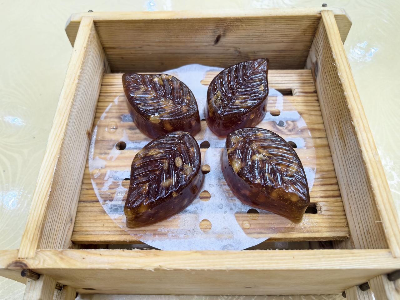 领导：小周，来，尝块陈皮糕。小周：谢谢领导，太香了！甜而不腻，越嚼越有滋味。