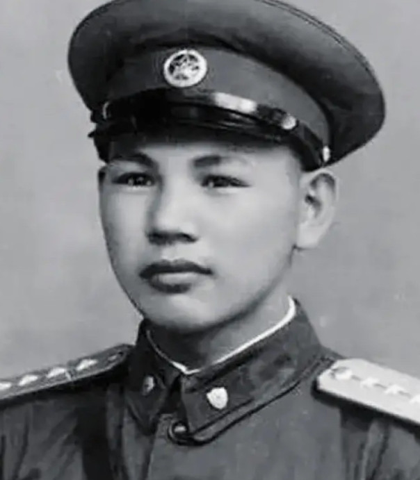 1945年，八路军在公路上伏击日军，排长见日军人数太多，就下令撤退，谁知一个小战