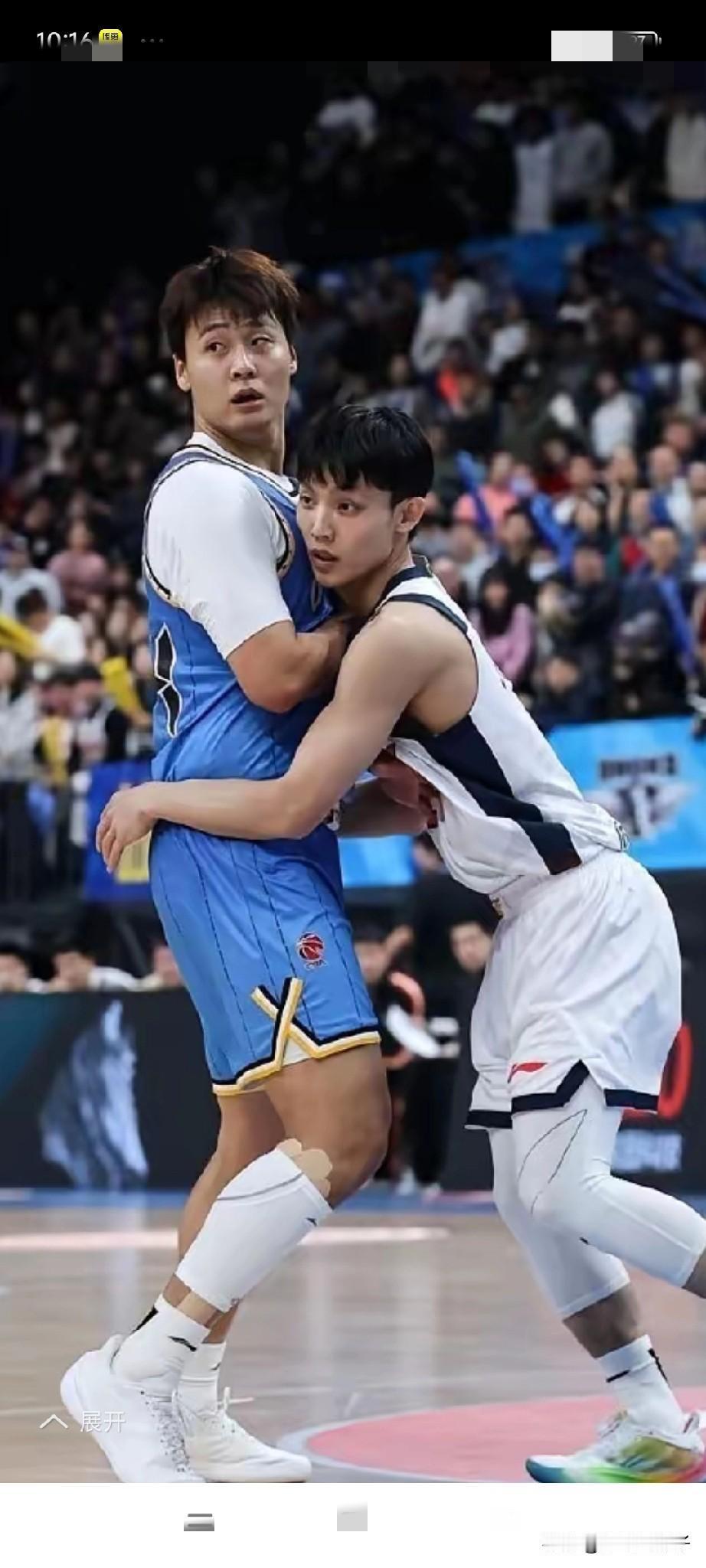 面对徐杰的这种搓澡搂抱过度防守，赵睿很无奈。一个是以前是队友，而且刚刚一起打完全