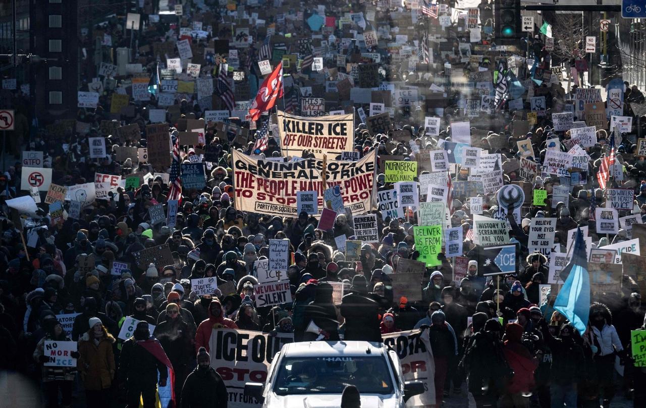 民众抗议浪潮汹涌！两字，没用！三字，一阵风！美国人的游行抗议：蜡烛，