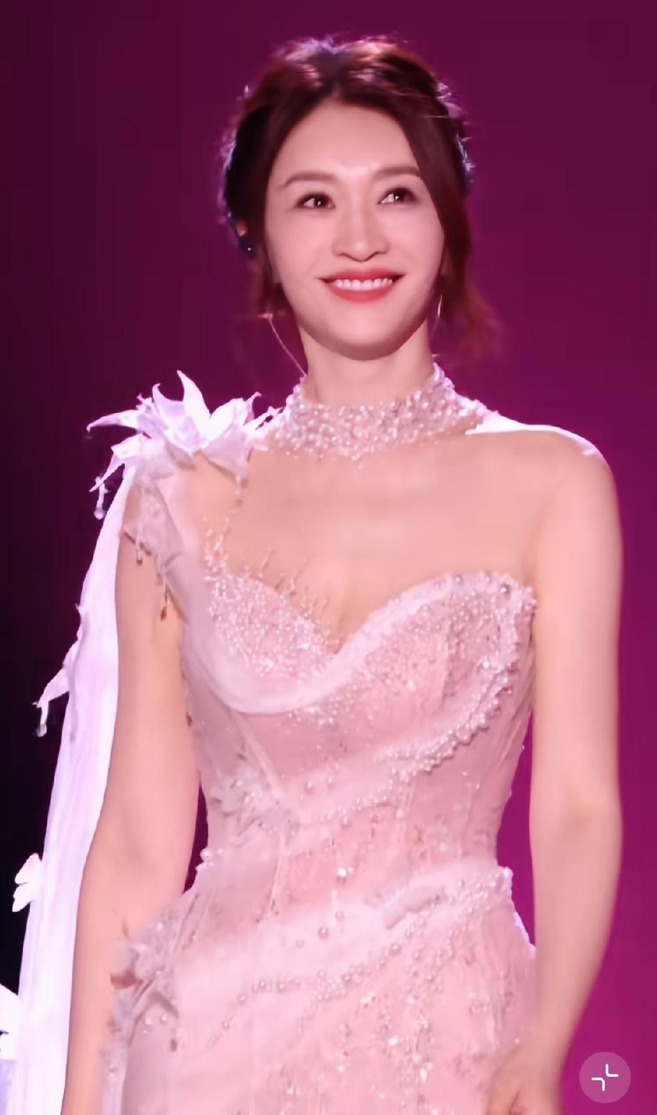 大家看浪姐了吗？李小冉穿婚纱也太有违和感了吧？今年都50岁了，穿这种薄纱