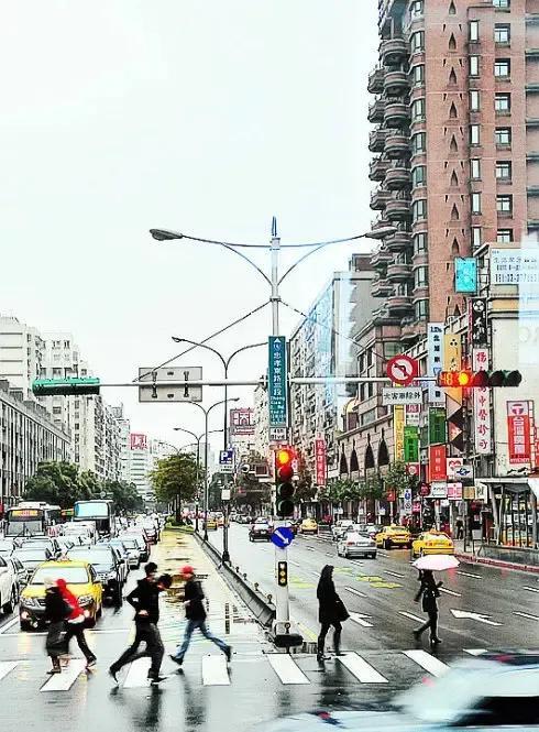 中国游客在澳门因拍摄视频，进入巴士通道，被撞，巴士公司拒绝承担任何责任，澳门政府