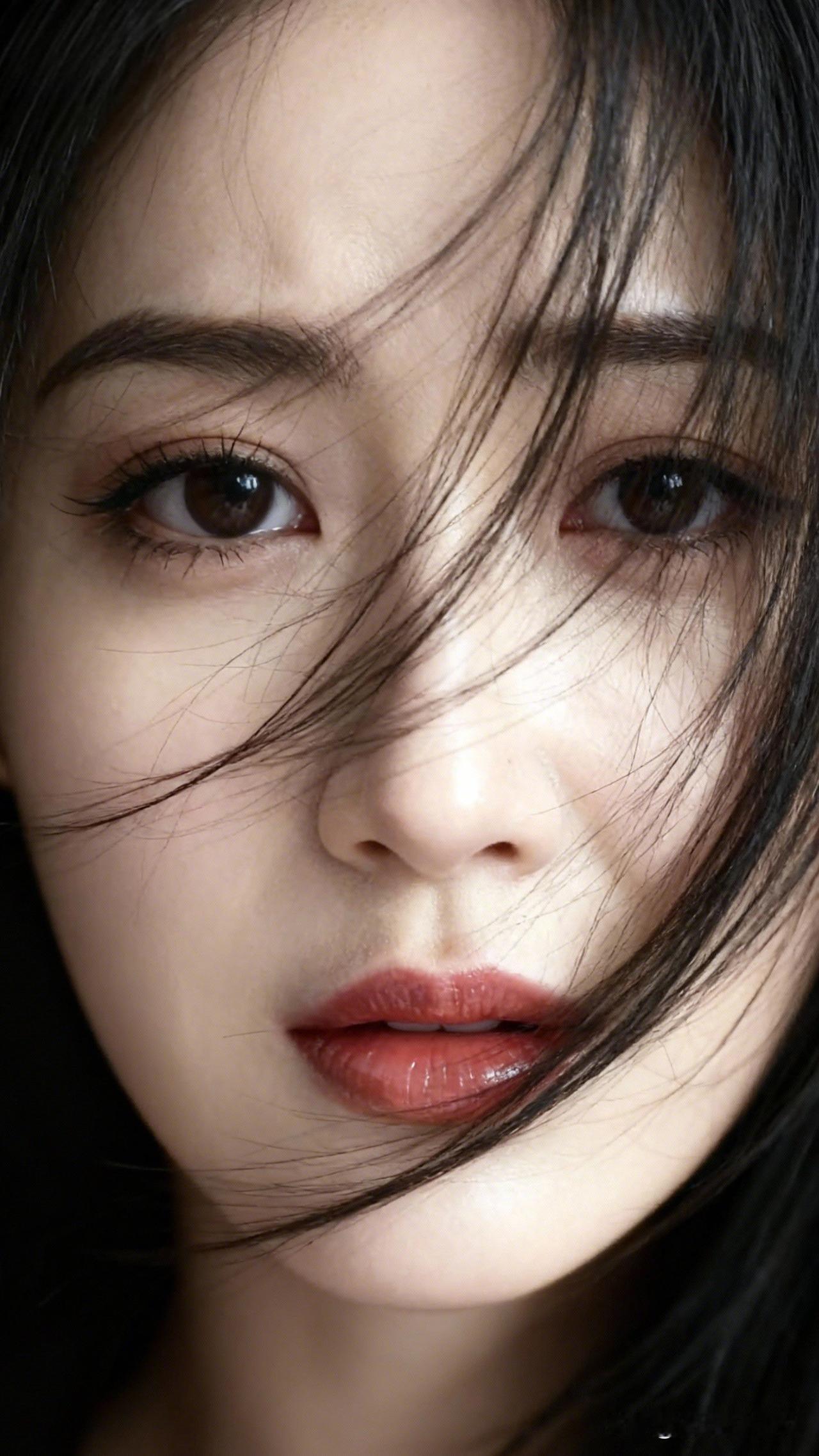 风拂面，情入画。高清手机壁纸分享沉静的目光，柔美的唇色，黑发飘逸，宛如一幅动人